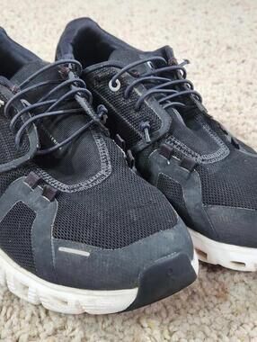 On Cloud 5 Black White Lightweight Sneakers Woman's 8.5